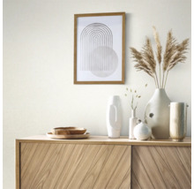 Ljust vardagsrum med byrå, dekorativa vaser, bild med ram och torkade blommor