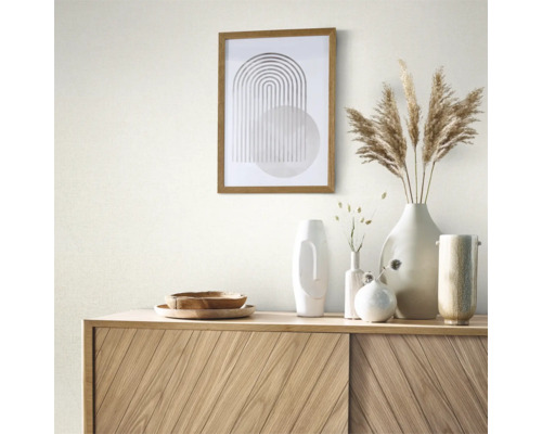 Ljust vardagsrum med byrå, dekorativa vaser, bild med ram och torkade blommor