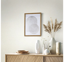 Dekorativ scen med träskänk, inramad bild och diverse vaser.