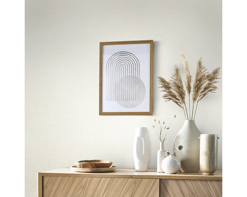 Dekorativ scen med träskänk, inramad bild och diverse vaser.