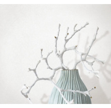 Dekorativa grenar i räfflad vas