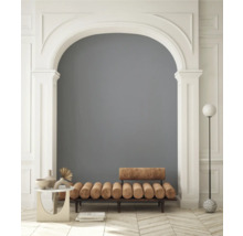 Interiör med soffa, golvlampa och bord