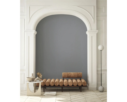 Interiör med soffa, golvlampa och bord