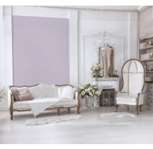 Elegant vardagsrum med soffa, fåtölj, öppen spis och bokhylla i ljus design