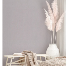 Rumsöversikt med enfärgad tapet, bänk och dekoration för en mysig atmosfär