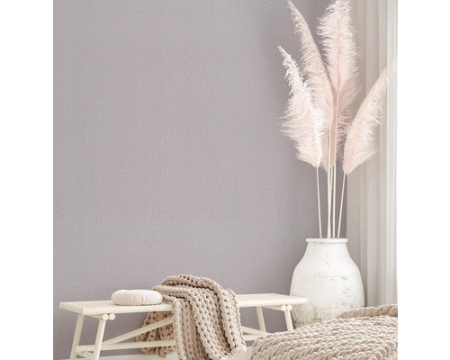 Rumsöversikt med enfärgad tapet, bänk och dekoration för en mysig atmosfär