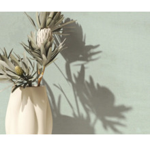 Dekorativ proteablomma i en vit vas