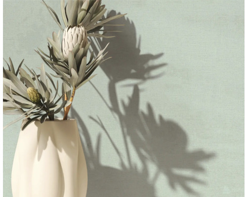 Dekorativ proteablomma i en vit vas