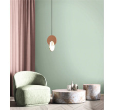 Vardagsrum med fåtölj, soffbord och taklampa