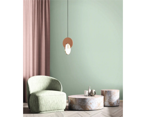 Vardagsrum med fåtölj, soffbord och taklampa