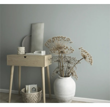 Dekorativt arrangemang med bord, vas och torkade blommor