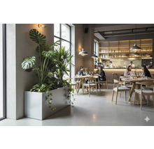 Interiör av en restaurang med bord, stolar och växter