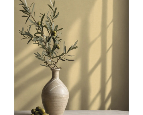 Dekorativ vas med olivkvist på bord