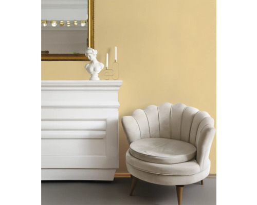 Interiörvy med fåtölj, byrå, spegel och dekorationer