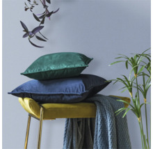 Dekorativ scen med kuddar och bänk