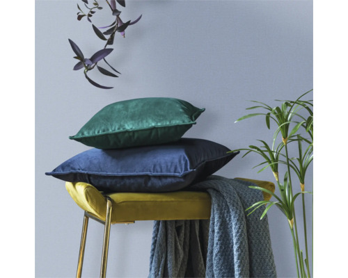 Dekorativ scen med kuddar och bänk