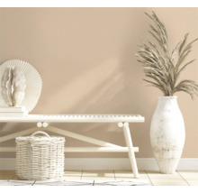 Dekorativ scen med bänk, vas och korg i interiör