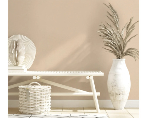 Dekorativ scen med bänk, vas och korg i interiör