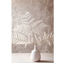 Dekorativ konstväxt ormbunke i vas