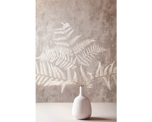 Dekorativ konstväxt ormbunke i vas