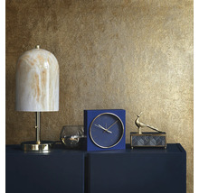 Dekorativ scen med lampa, klocka och smyckeskrin på en byrå