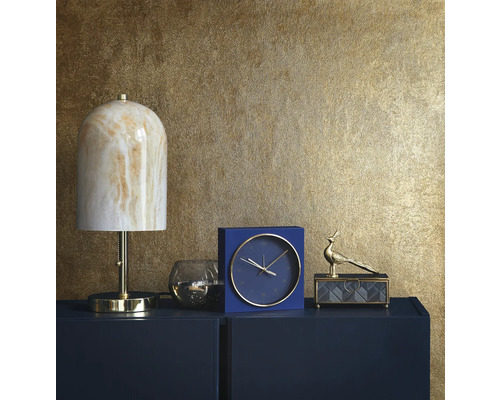 Dekorativ scen med lampa, klocka och smyckeskrin på en byrå