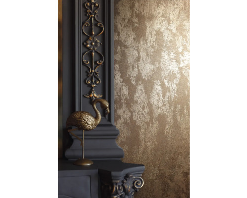 Närbild av en mönstrad tapet bredvid en dekorerad spiselkrans och en flamingofigur.