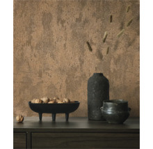 Dekorativt stilleben med en skål valnötter, vaser och mönstrad tapet