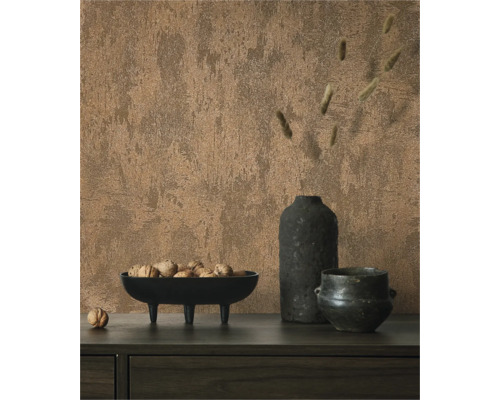 Dekorativt stilleben med en skål valnötter, vaser och mönstrad tapet