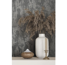 Dekorativ scen med doftspridare, vas med torkade blommor och ljusstake