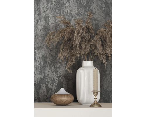 Dekorativ scen med doftspridare, vas med torkade blommor och ljusstake