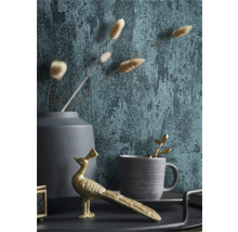 Dekorativ tapet med abstrakta strukturer, kombinerat med en vas, en mugg och en påfågelfigur