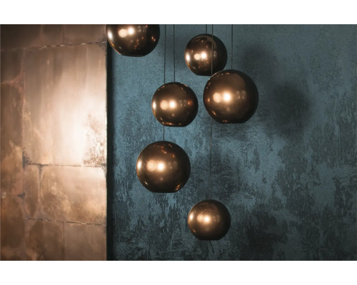 Flera runda hänglampor med metallstruktur hänger från taket.