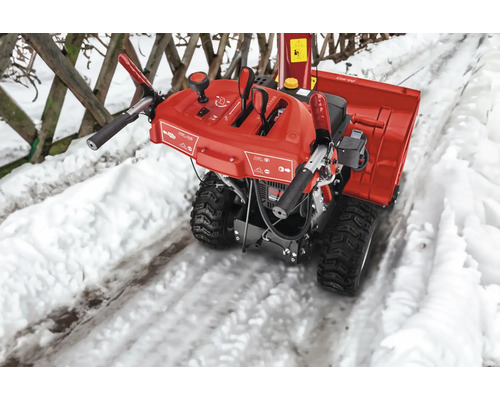 En snöslunga står i snön.