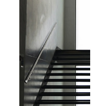 Trappa med metallräcke på väggen