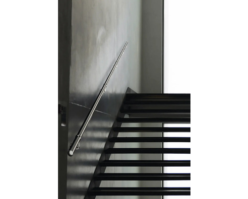 Trappa med metallräcke på väggen