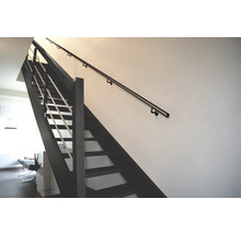 Trappa med räcke på en vägg