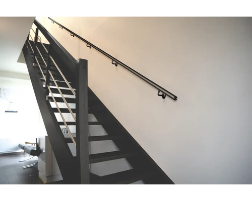 Trappa med räcke på en vägg