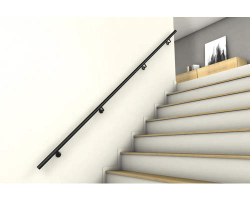 Svart trappräcke på en vägg bredvid en trappa