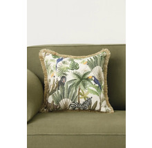 Prydnadskudde med djungelmotiv på en soffa