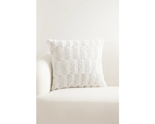 Dekorativ kudde med mönster på en soffa