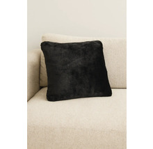 Svart dekorativ kudde på en soffa