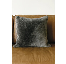 Prydnadskudde i fuskpäls på en soffa