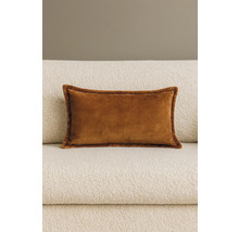 Dekorativ sammetskudde på en soffa