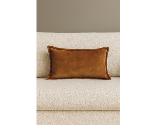 Dekorativ sammetskudde på en soffa