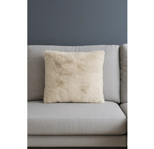 Dekorativ kudde i fuskpäls på en soffa