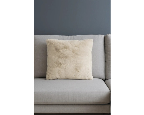 Dekorativ kudde i fuskpäls på en soffa