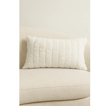 Dekorativ kudde med vertikalt ribbmönster på soffan