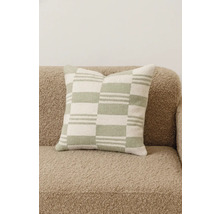 Dekorativ kudde med grafiskt mönster på soffa