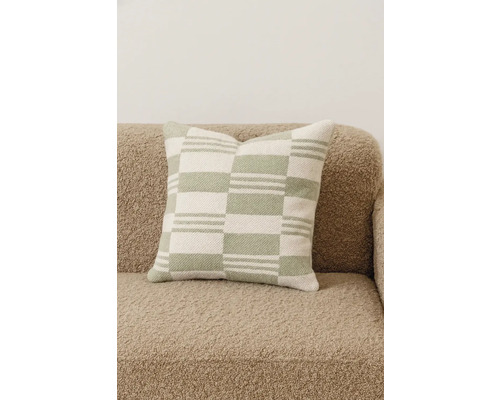 Dekorativ kudde med grafiskt mönster på soffa